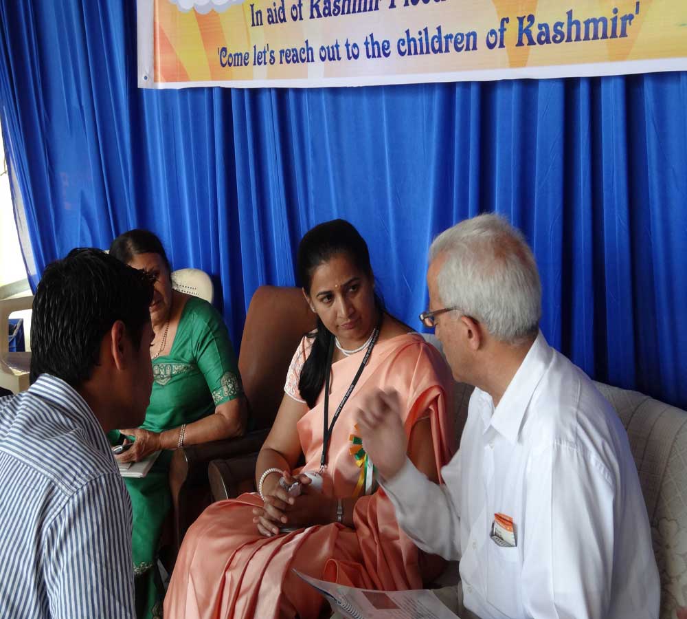 MR. QURESHI HAVING CHAT WITH DAFFODIL MEMBERS