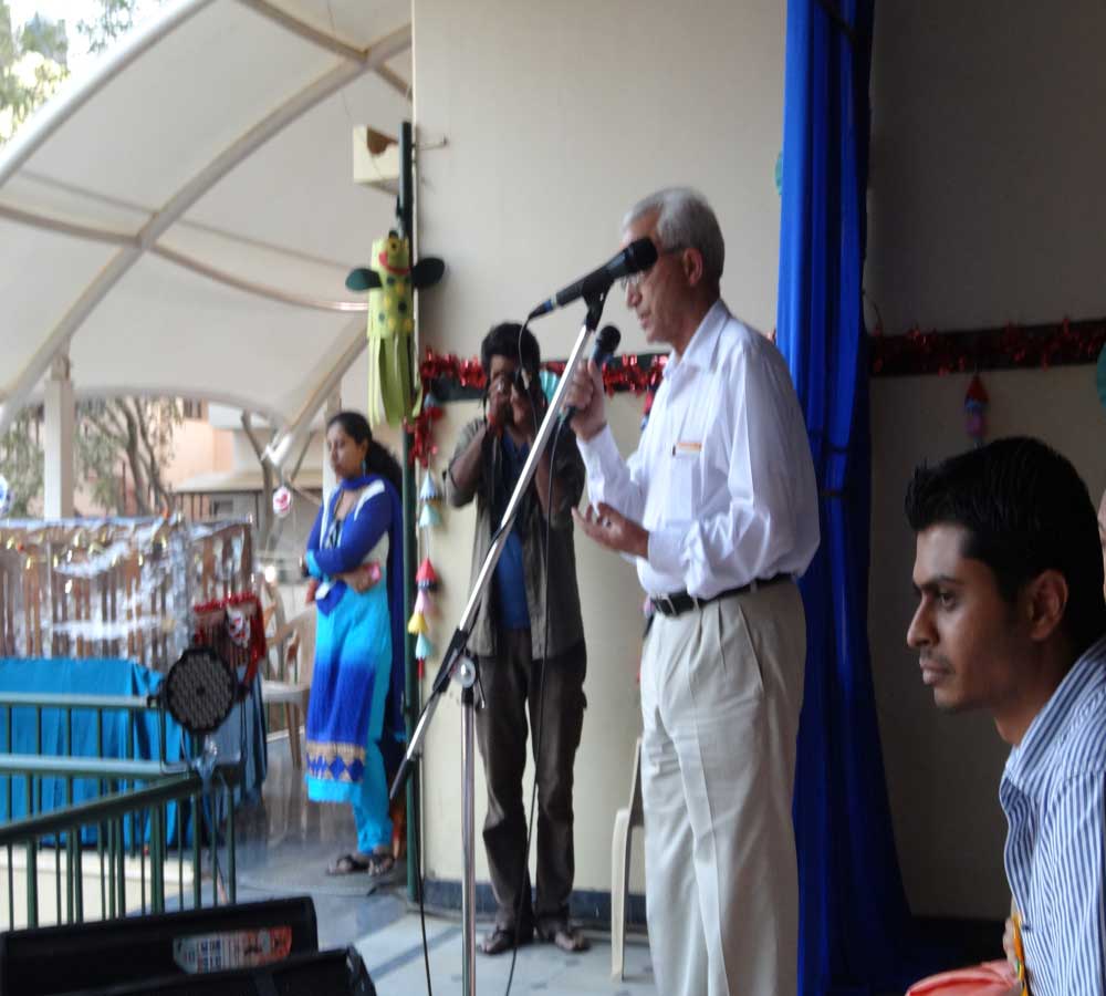 MR. QURESHI ADDRESSING PEOPLE AT DAFFODILS CARNIVAL
