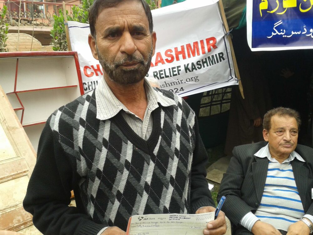 Distributing cheque at Srinagar